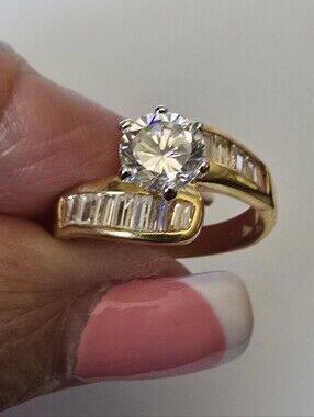Gold cubic zirconia Solitaire Ring Accents size 10 cocktail ring 1.5 CWT*